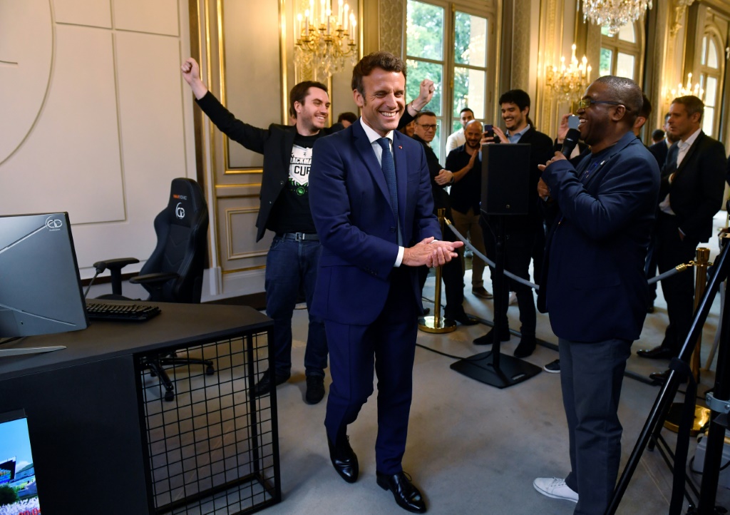 Le président Emmanuel Macron (C) à la rencontre des joueurs du esport au palais de l'Elysée, le 3 juin 2022
