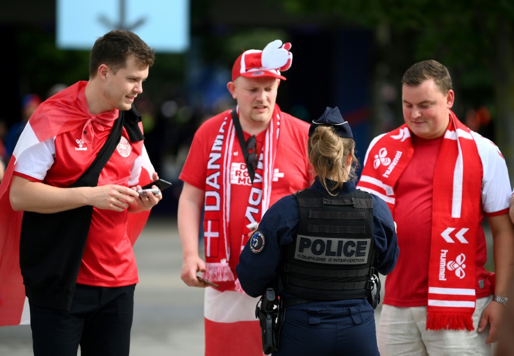 Les supporters danois se présentent à la police à leur arrivée au Stade de France, le 3 juin 2022 avant le match France-Danemark