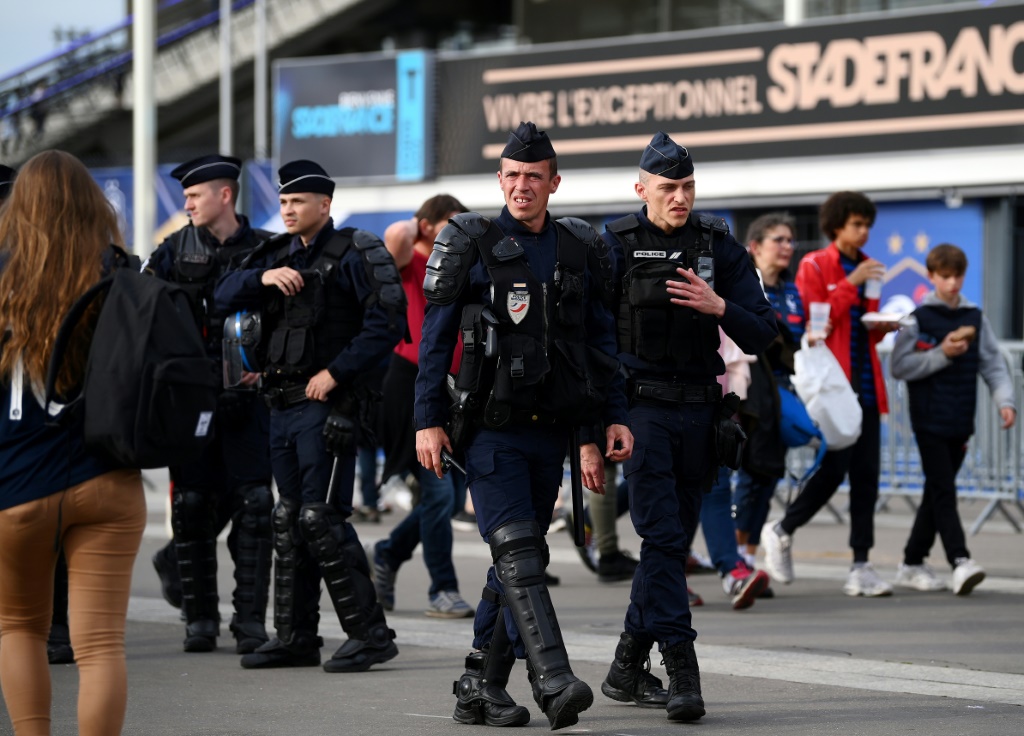 Les forces de l'ordre patrouillent aux abords du Stade de France avant France-Danemark, le 3 juin 2022