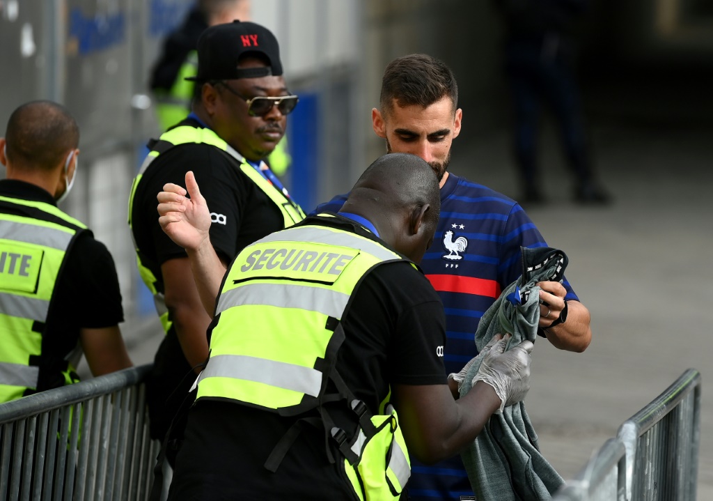 Des agents de sécurité contrôlent un supporter avant son entrée dans l'enceinte du Stade de France pour le match contre le Danemark, le 3 juin 2022