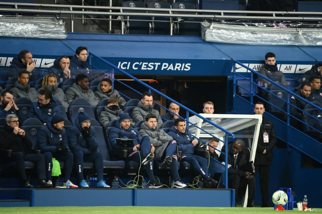 Joueurs et staff technique du PSG autour du coach Mauricio Pochettino (C), lors de la réception du FC Lorient auParc des Princes, le 3 avril 2022