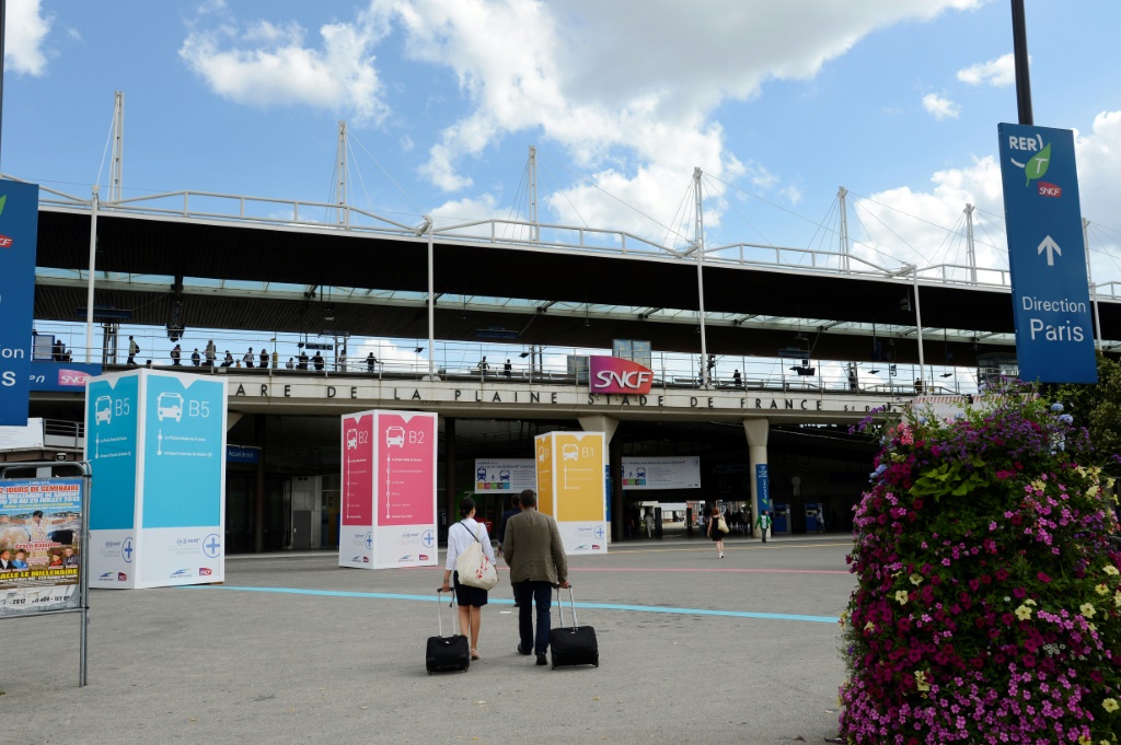 Deux passagers se dirigent vers la gare de La Plaine Saint-Denis Stade de France, le 29 juillet 2013