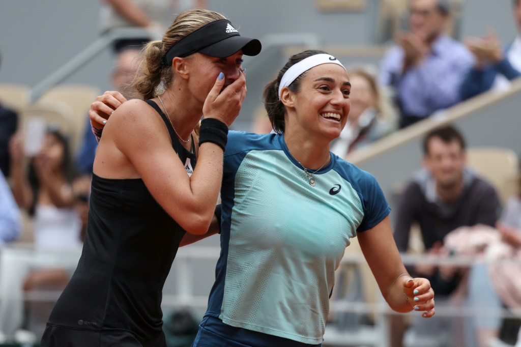 Les Françaises Kristina Mladenovic (g) et Caroline Garcia, sacrées en double à Roland-Garros, le 5 juin 2022