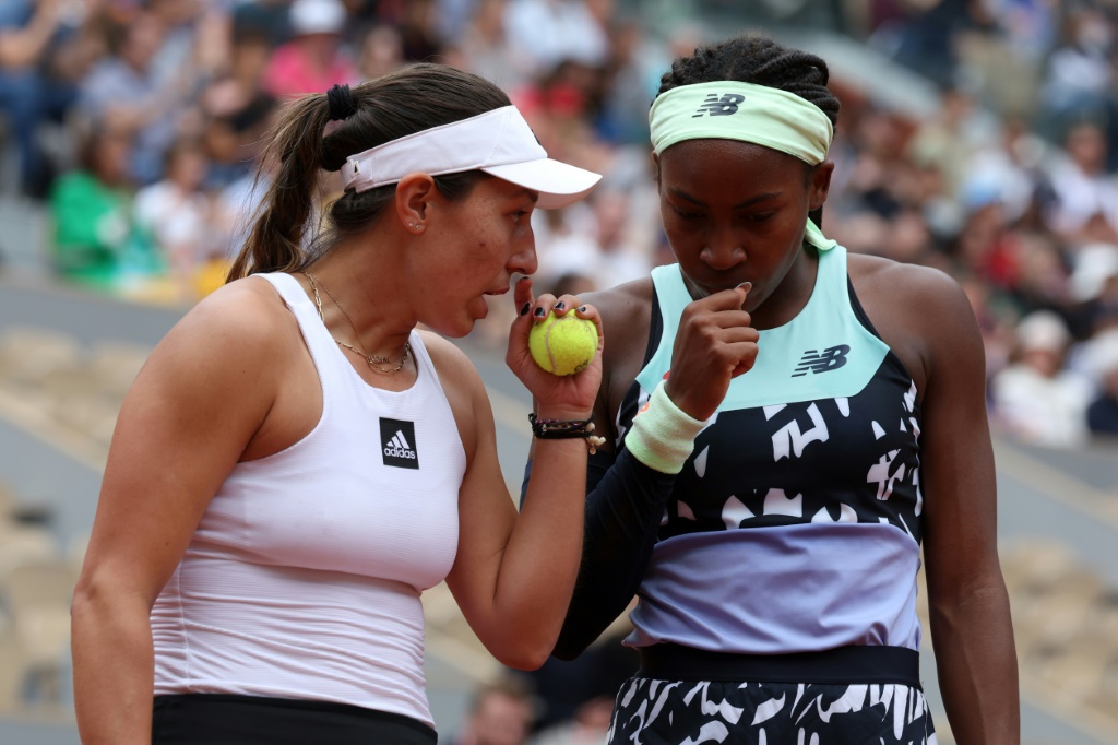 Les Américaines Jessica Pegula (g) et Coco Gauff, lors de la finale du double à Roland-Garros, le 5 juin 2022