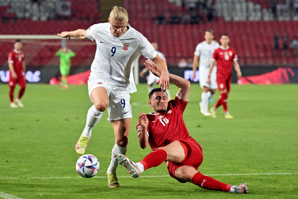 La star Erling Haaland évite le tacle du Serbe Milos Veljkovic lors du succès de la Norvège à Belgrade, le 2 juin 2022