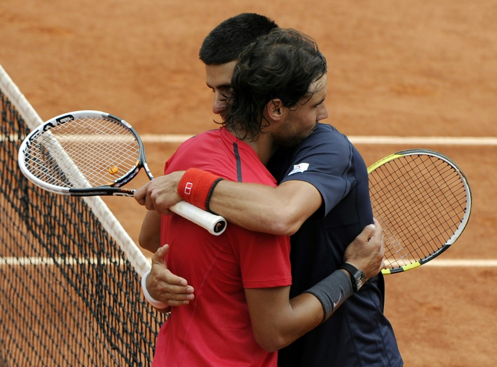Rafael Nadal et Novak Djokovic s'enlacent à l'issue de la finale de Roland-Garros, le 11 juin 2012