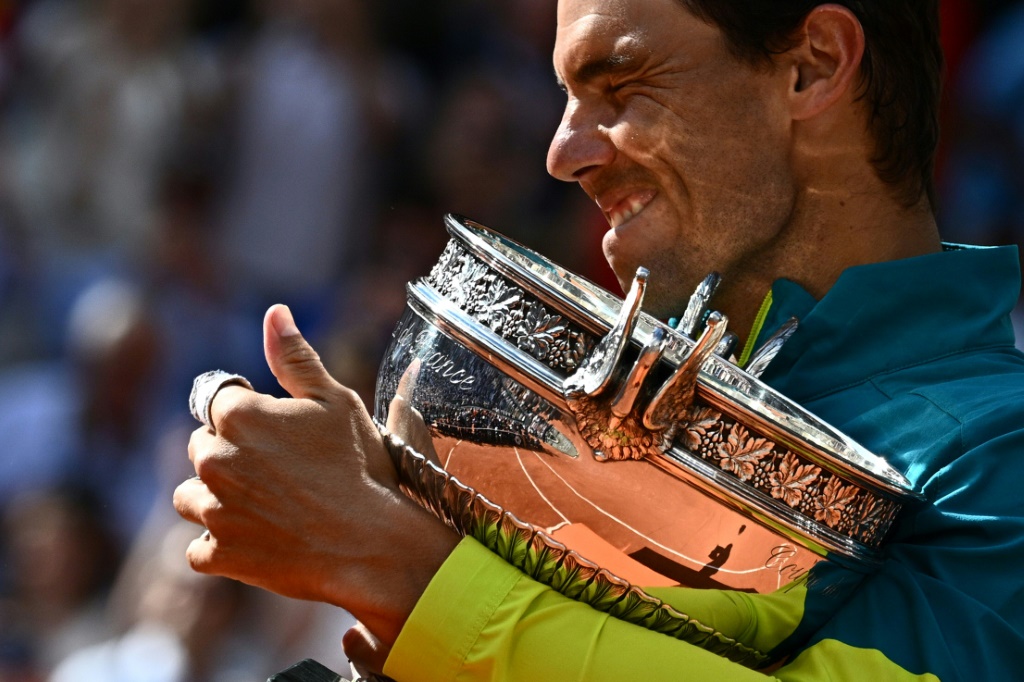 Rafael Nadal tient la Coupe des Mousquetaires, le 5 juin 2022 après son 14e titre à Roland-Garros, décroché face au Norvégien Casper Ruud en trois sets, 6-3, 6-3 6-0