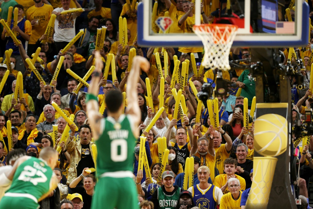 Le joueur des Celtics Jayson Tatum tire un lancer franc lors du 2e match de la finale NBA, remporté par les Golden State Warriors 107-88 face à Boston, le 5 juin 2022 à San Francisco.