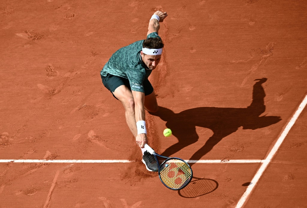 Le Norvégien Casper Ruud face à Rafael Nadal en finale du tournoi de Roland-Garros, le 5 juin 2022