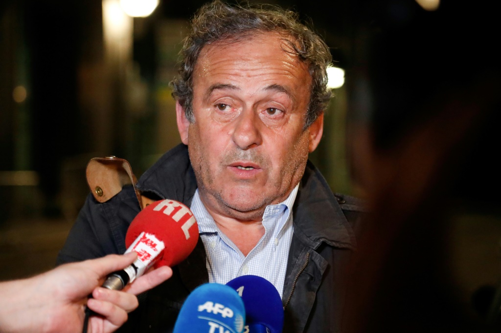 Michel Platini fait une déclaration à la presse après avoir été placé en garde à vue dans le cadre d'une enquête sur une réunion secrète à l'Elysée et l'attribution au Qatar du Mondial-2022, le 18 juin 2019 à Nanterre, près de Paris