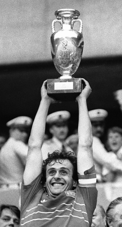 Le capitaine et milieu de terrain Michel Platini tient la coupe après la victoire de la France contre l'Espagne en finale de l'Euro-1984, le 27 juin 1984 au Parc des Princes, à Paris