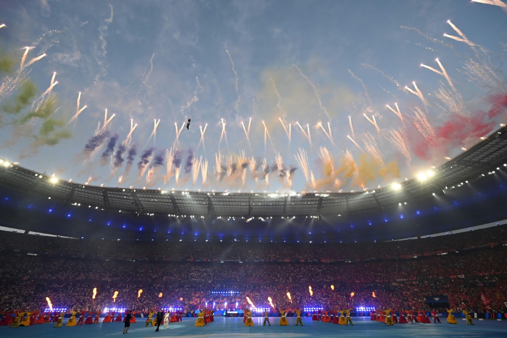 Des feux d'artifice éclatent au-dessus du Stade de France, lors du show de la chanteuse cubano-américaine Camilo Cabella au cours de la cérémonie d'ouverture avant la finale de la Ligue des Champions entre le Real Madrid et Liverpool, le 28 mai 2022 à Saint-Denis