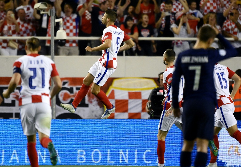 Andrej Kramaric célèbre l'égalisation croate sur un penalty transformé contre la France à Split, le 6 juin 2022