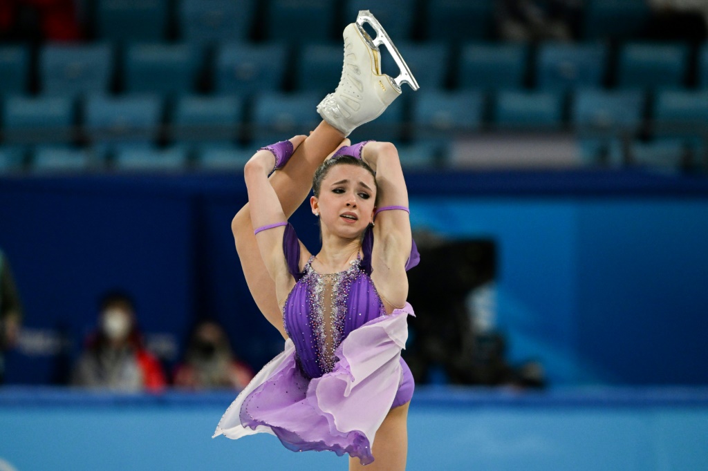 La Russe Kamila Valieva lors du programme court de l'épreuve par équipes de patinage artistique des Jeux olympiques de Pékin le 6 février 2022