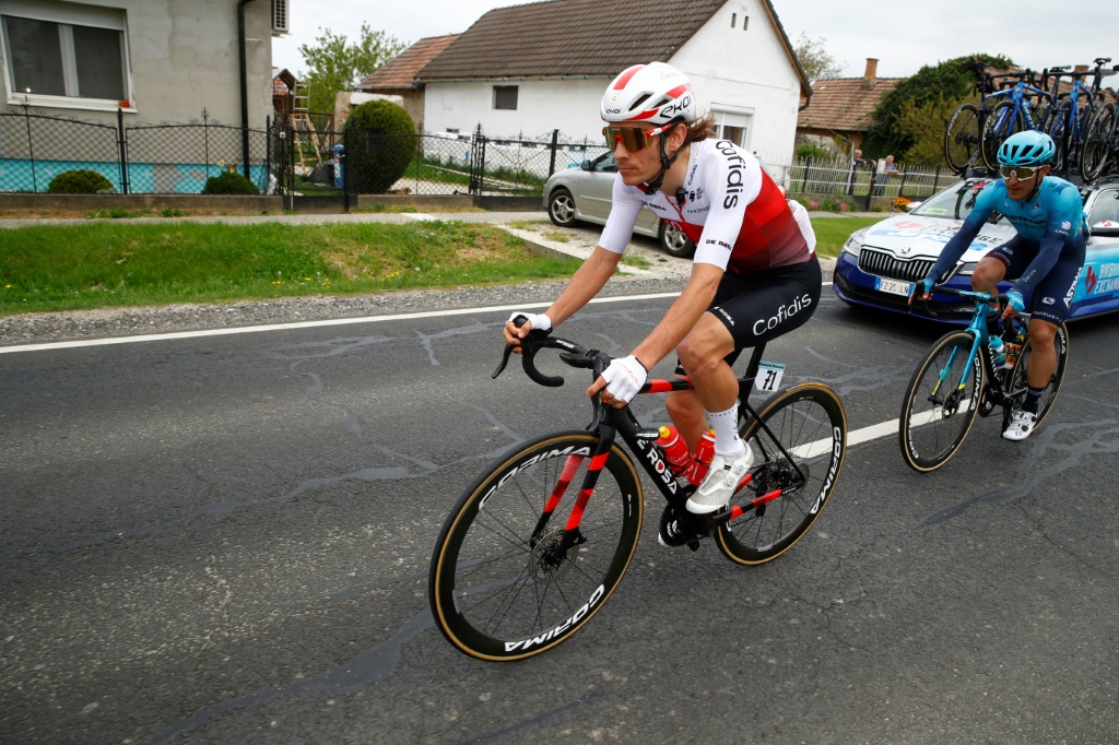 Le coureur de la Cofidis Guillaume Martin devant un concurrent sur le Tour d'Italie à Balatonfured, en Hongrie, le 8 mai 2022