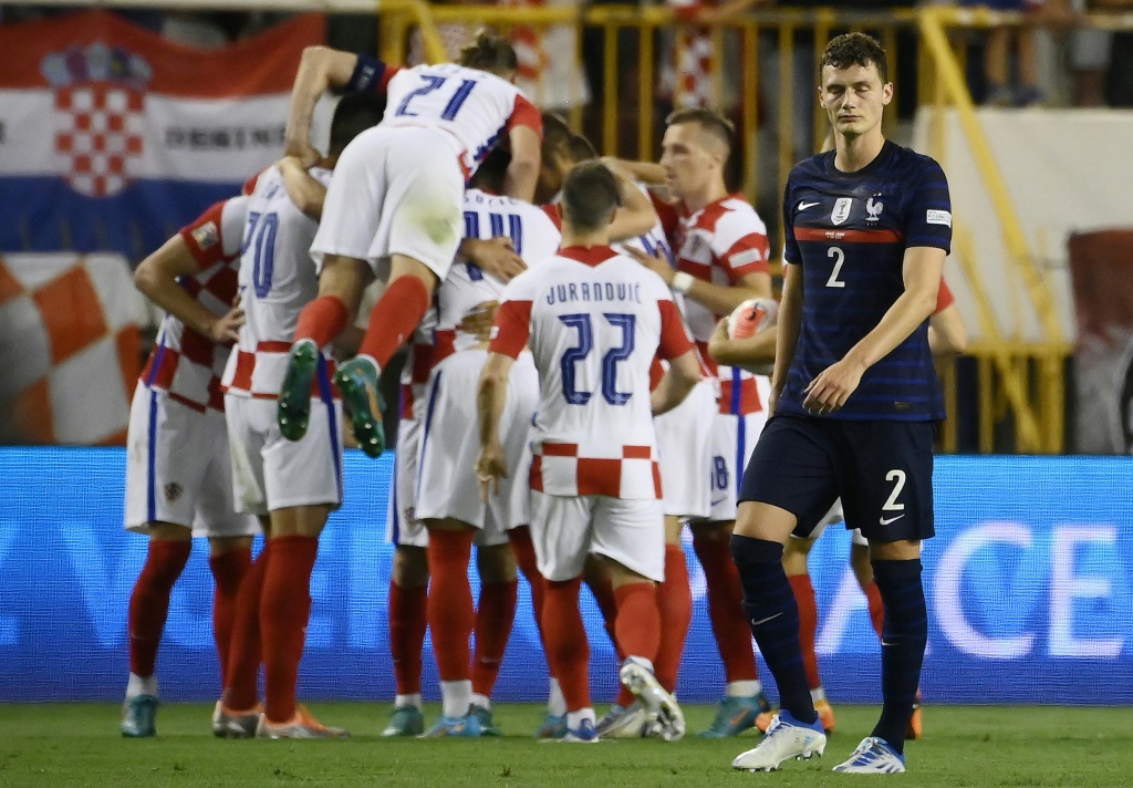 Benjamin Pavard et la défense des Bleus contraints au match nul (1-1) par la Croatie à Split, le 6 juin 2022