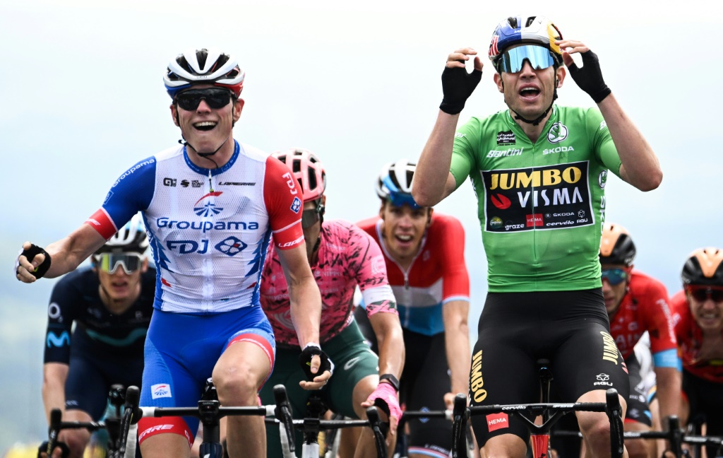 David Gaudu (Groupama-FDJ) vainqueur d'un sprint serré de Wout Van Aert à l'arrivée de la 3e étape du Dauphiné à Chastreix-Sancy, le 7 juin 2022