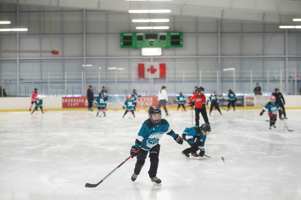 De jeunes joueuses canadiennes en formation dans la salle de l'Association de hockey de Toronto, le 24 mars 2022