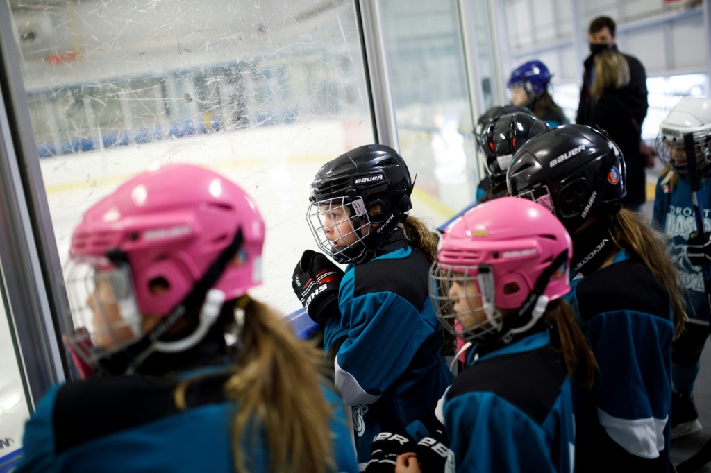 Quelques jeunes Canadiennes à l'entraînement dans une patinoire de hockey à Toronto, le 24 mars 2022