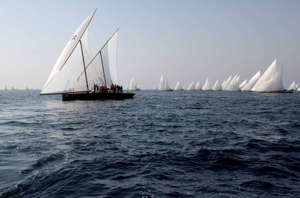 Quelque 118 voiliers traditionnels participent à la course Al-Gaffal au large de l'île de Sir Abou Naïr le 4 juin 2022