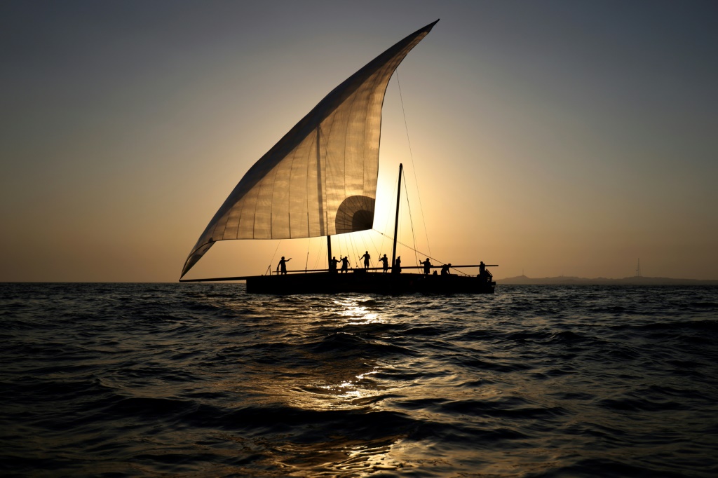 Un voilier avec son équipage participe à la course traditionnelle Al-Gaffal au large de Sir Bou Naïr, à une centaine de km de  Dubaï, le 3 juin 2022
