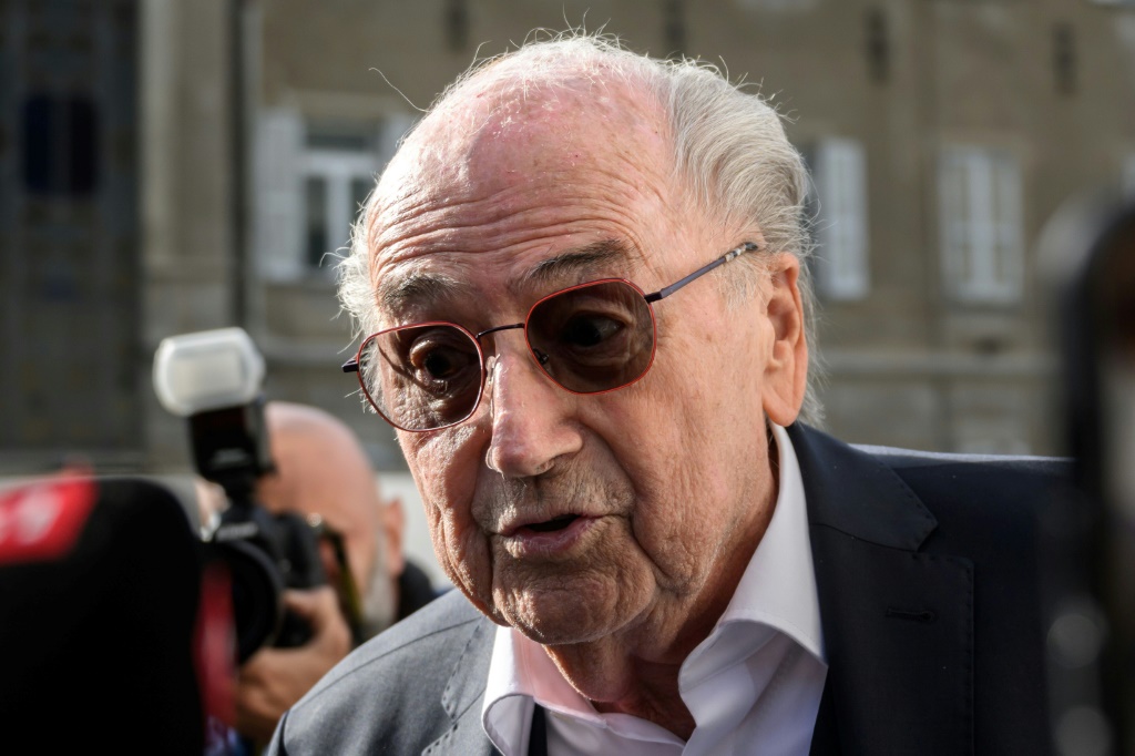 L'ancien président de la Fifa, Sepp Blatter arrive au Tribunal pénal fédéral de Bellinzone, le 8 juin 2022 en Suisse