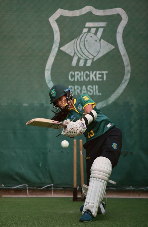 Lindsay Mariano Vilas Boas, joueuse professionnelle de cricket brésilien s'entraîne au centre de Poços de Caldas, le 24 mai 2022