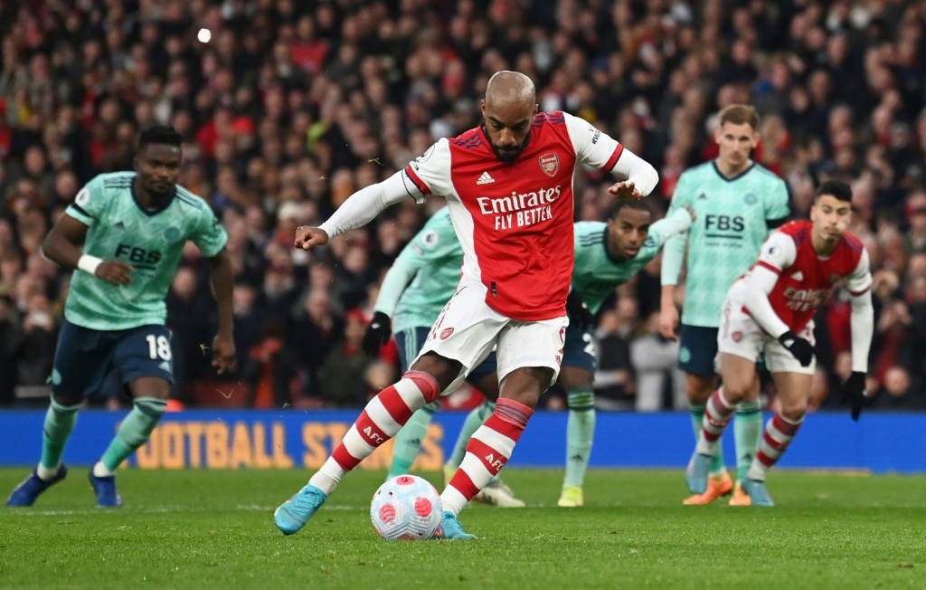 L'attaquant d'Arsenal Alexandre Lacazette frappe un penalty contre Leicester, le 13 mars 2022 à l'Emirates Stadium