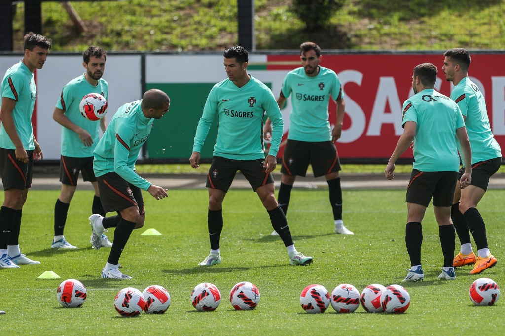 Cristiano Ronaldo et ses coéquipiers portugais à l'entraînement, le 4 juin 2022 à Lisbonne