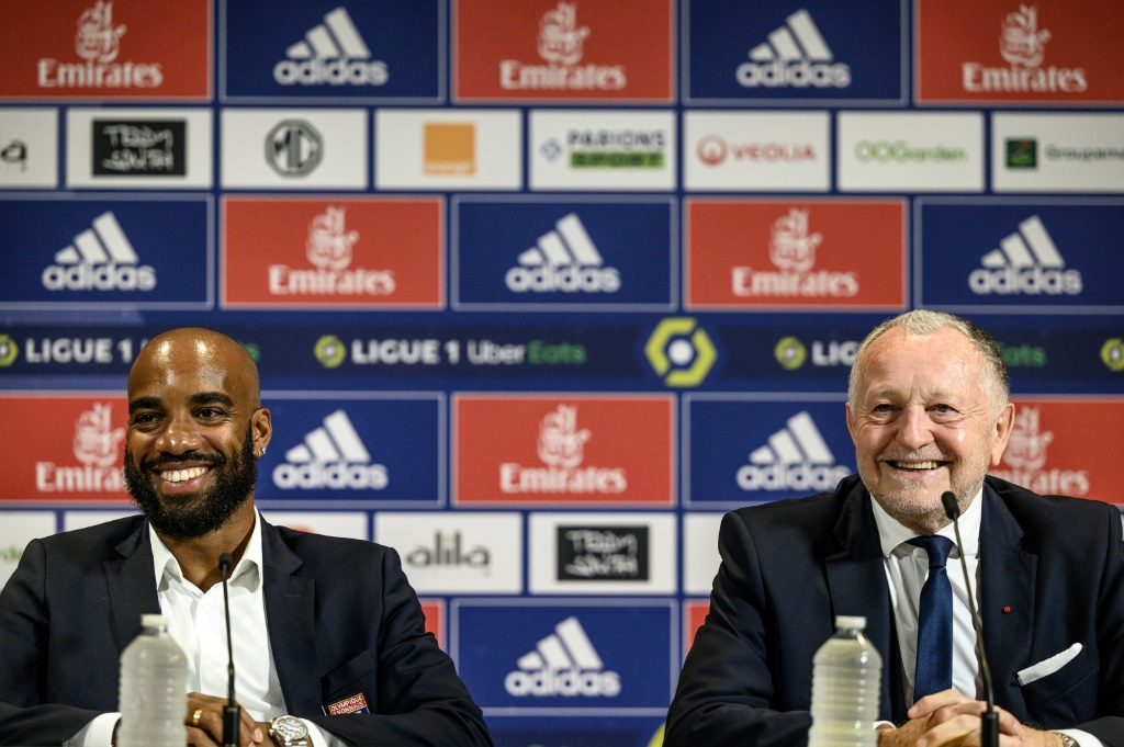 l'attaquant lyonnais Alexandre Lacazette (à gauche) aux côtés du président de l'OL  Jean-Michel Aulas lors de la conférence de presse annonçant le retour du joueur français à Lyon le 9 juin 2022 à Décines Charpieu