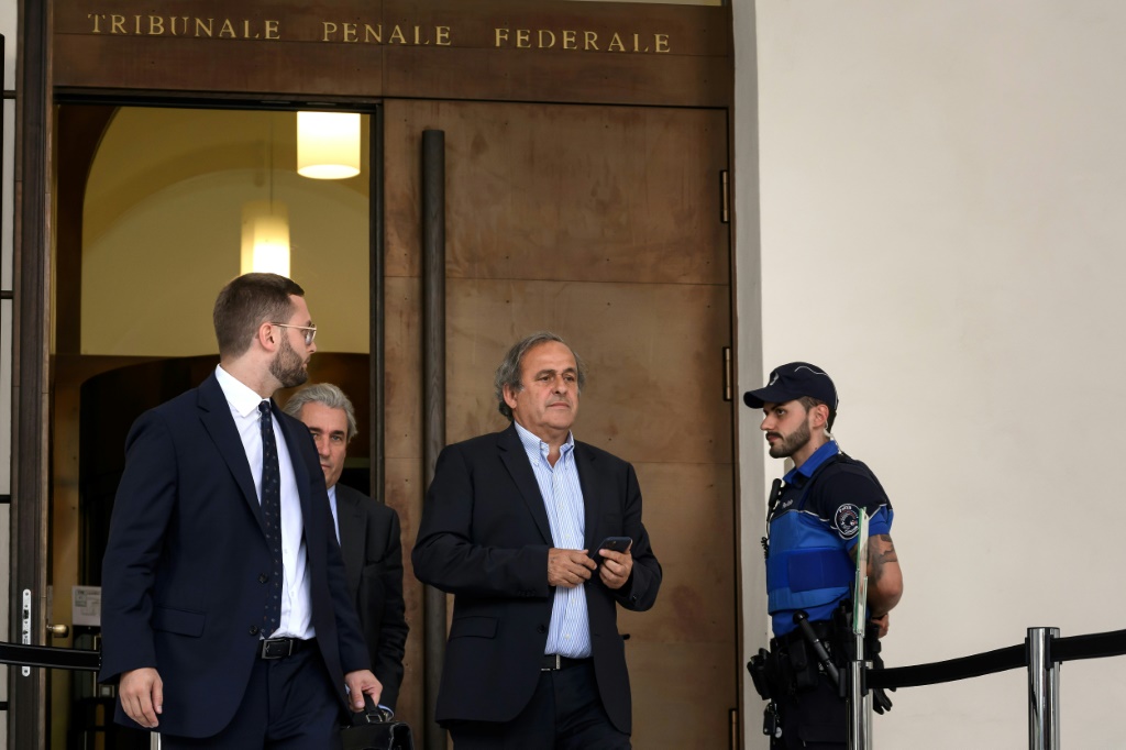 L'ex-patron de l'UEFA Michel Platini à sa sortie du tribunal pénal de Bellinzone, le 8 juin 2022