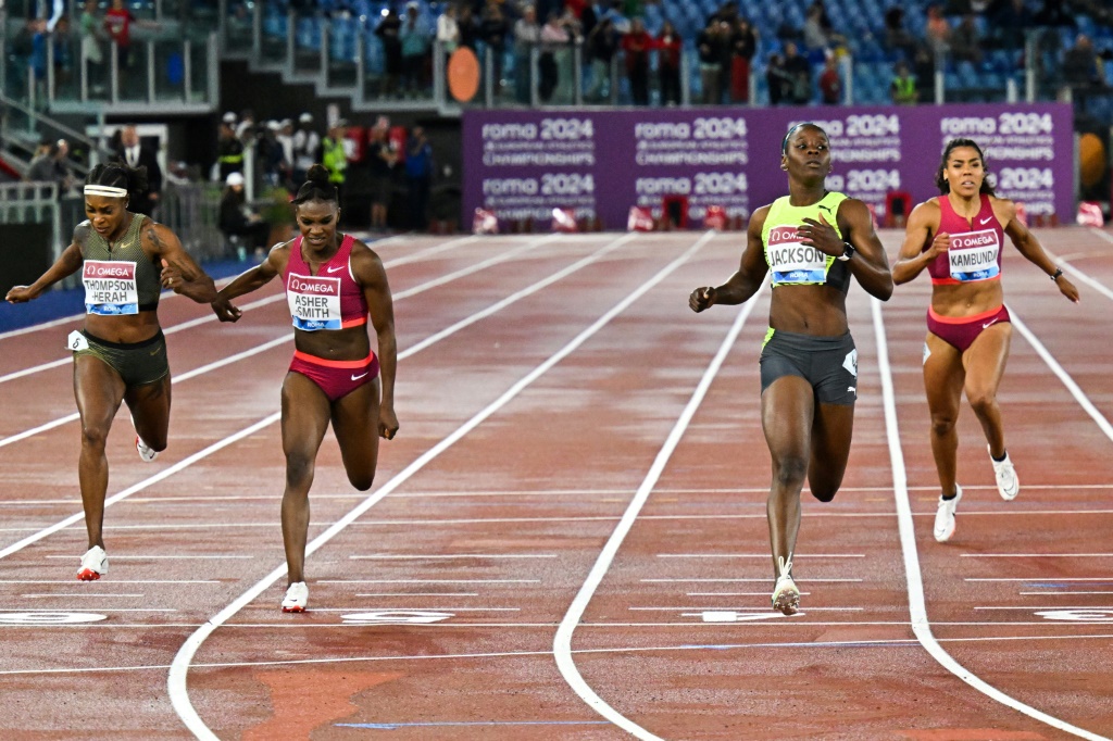 Shericka Jackson impressionnante sur 200 m devant Elaine Thompson-Herah (à gauche) lors du meeting de Rome, le 9 juin 2022