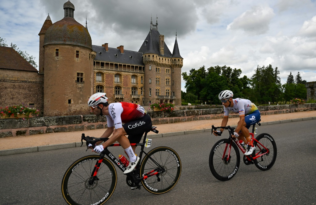 Benjamin Thomas (à gauche) et Fabien Doubey lors de la 5e étape du Critérium du Dauphiné le 9 juin 2022. Les échappés du jour, qui comptaient encore 30 secondes d'avance à 5 km de la ligne, n'ont été repris que dans les derniers hectomètres