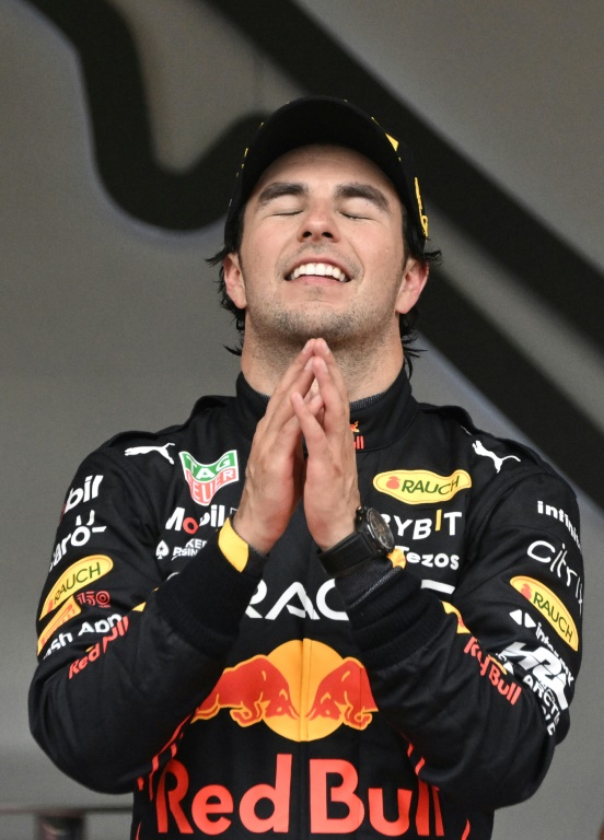 La joie du Mexicain Sergio Perez, vainqueur du Grand Prix de Monaco de Formule 1, au volant de sa Red Bull, le 29 mai 2022