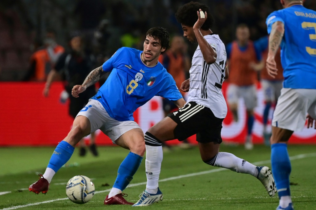 Le milieu de terrain italien Sandro Tonali contrôle le ballon devant l'attaquant allemand Serge Gnabry, lors du match de Ligue des nations, le 4 juin 2022 au Stade Renato Dall'Ara à Bologne