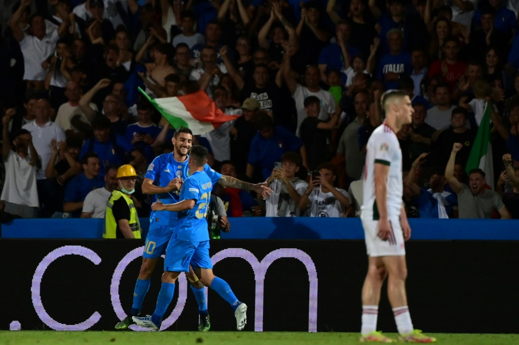 La joie du milieu de terrain italien Lorenzo Pellegrini, félicité par ses coéquipiers, après avoir marqué contre l'Allemagne, lors du match de Ligue des nations, le 4 juin 2022 au Stade Renato Dall'Ara à Bologne
