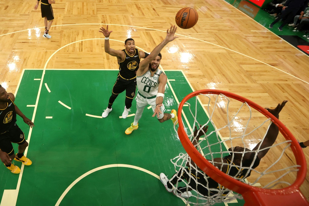 L'ailier des Celtics Jayson Tatum shoote près du cercle lors de la défaite ses siens face aux Golden State Warriors dans le match N.4 de la finale NBA, le 10 juin 2022 à Boston.