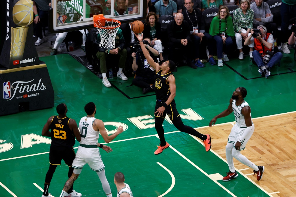 Le joueur des Warriors Jordan Poole fait un lay up lors de la victoire de Golden State face aux Celtics dans le match N.4 de la finale NBA, le 10 juin 2022 à Boston.
