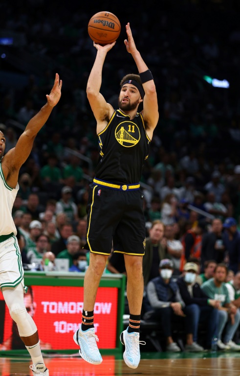 Klay Thompson shoote lors de la victoire des Golden State Warriors face aux Celtics dans le match N.4 de la finale NBA, le 10 juin 2022 à Boston.