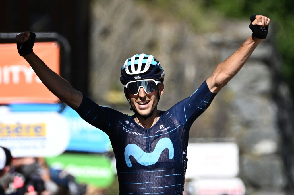La joie de l'Espagnol Carlos Verona, vainqueur de la 7e et avant-dernière étape du Critérium du Dauphiné, disputée entre Saint-Chaffrey et Vaujany, le 11 juin 2022