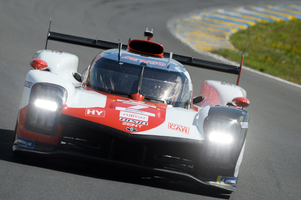 La Toyota n°7, pilotée par l'Américain Mike Conway, en tête après 3 heures de course, le 11 juin 2022 lors des 24 Heures du Mans