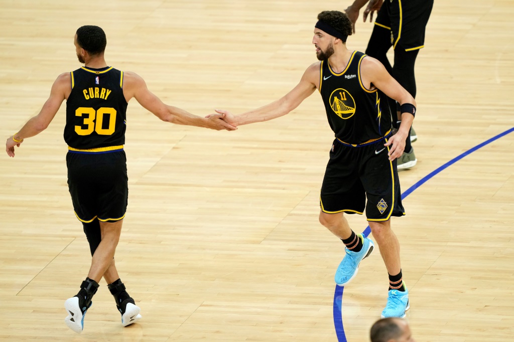 Stephen Curry (g.) et Klay Thompson (d.) des Golden State Warriors pendant le cinquième match des finales de la Conférence Ouest de la NBA, contre les Dallas Mavericks, le 26 mai 2022, à San Francisco
