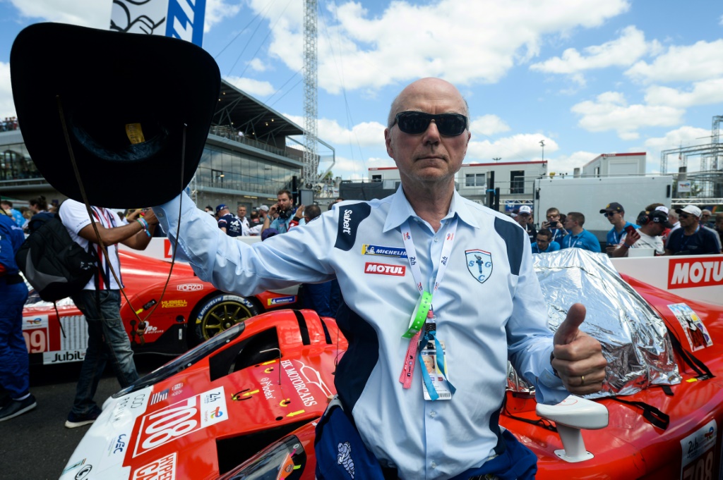 L'ancien réalisateur et producteur new-yorkais Jim Glickenhaus, propriétaire des Hypercars 708 et 709, pose devant ses voitures, le 11 juin 2022 avant le départ des 24 Heures du Mans