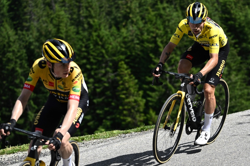 Le Danois Jonas Vingegaard emmène son leader lors de leur échappée dans la dernière étape du Critérium du Dauphiné, disputée entre Saint-Alban-Leysse et le Plateau de Solasion, le 12 juin 2022
