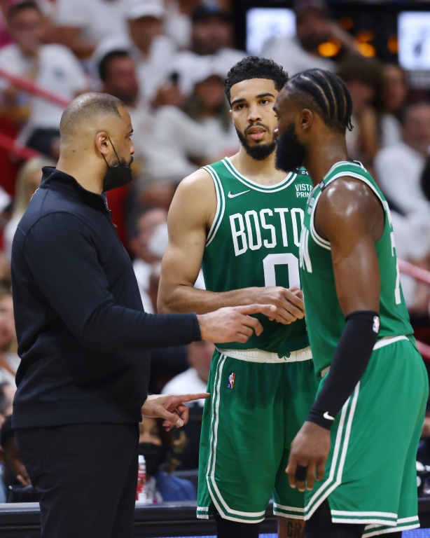 Ime Udoka (g.), l'entraîneur des Boston Celtics, discute avec Jayson Tatum (c.) et Jaylen Brown (d.) lors du premier match des finales de la conférence Est de la NBA contre le Miami Heat, à Miami, le 17 mai 2022