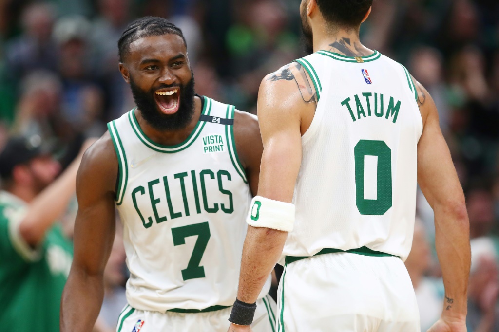 Jaylen Brown (g.) des Boston Celtics avec son coéquipier Jayson Tatum (d.) pendant le septième match des demi-finales de la conférence Est de la NBA contre les Milwaukee Bucks, à Boston, le 15 mai 2022