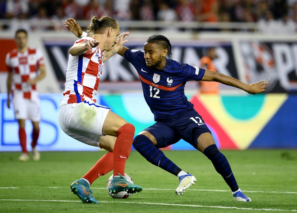 Le milieu de terrain  français Christopher Nkunku dribble le défenseur croate Domagoj Vida, lors de leur match de Ligue des nations, le 6 juin 2022 à Split