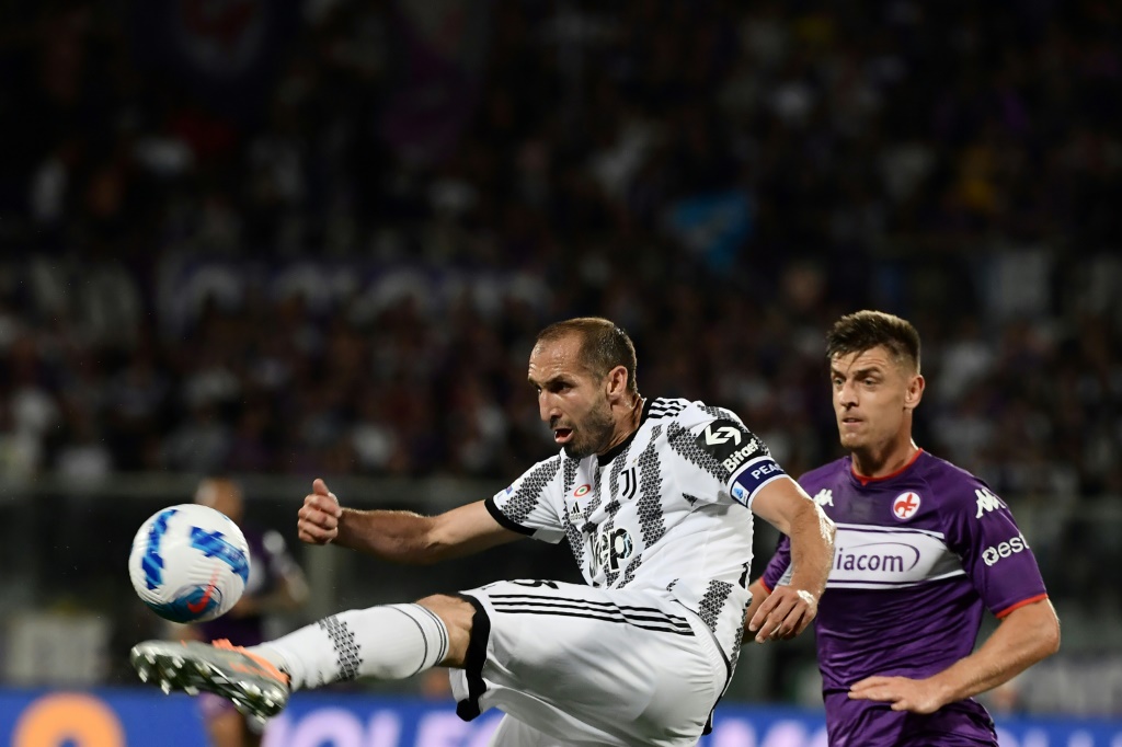 Le défenseur de la Juventus Turin Giorgio Chellini dégage le ballon devant l'attaquant polonais de la Fiorentina Krzysztof Piatek, lors de la 38e et dernière journée de Serie A, le 21 mai 2022 à Florence