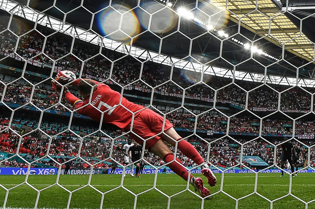 Le gardien allemand Manuel Neuer détourne le tir de l'attaquant anglais Raheem Sterling, lors de leur quart de finale de l'Euro 2020, le 29 juin 2021 au Stade de Wembley