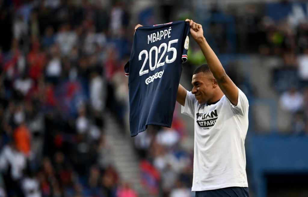 La star Kylian Mbappé affiche son bonheur de rester au PSG jusqu'en 2025, avant le match contre Metz au Parc des Princes, le 21 mai 2022